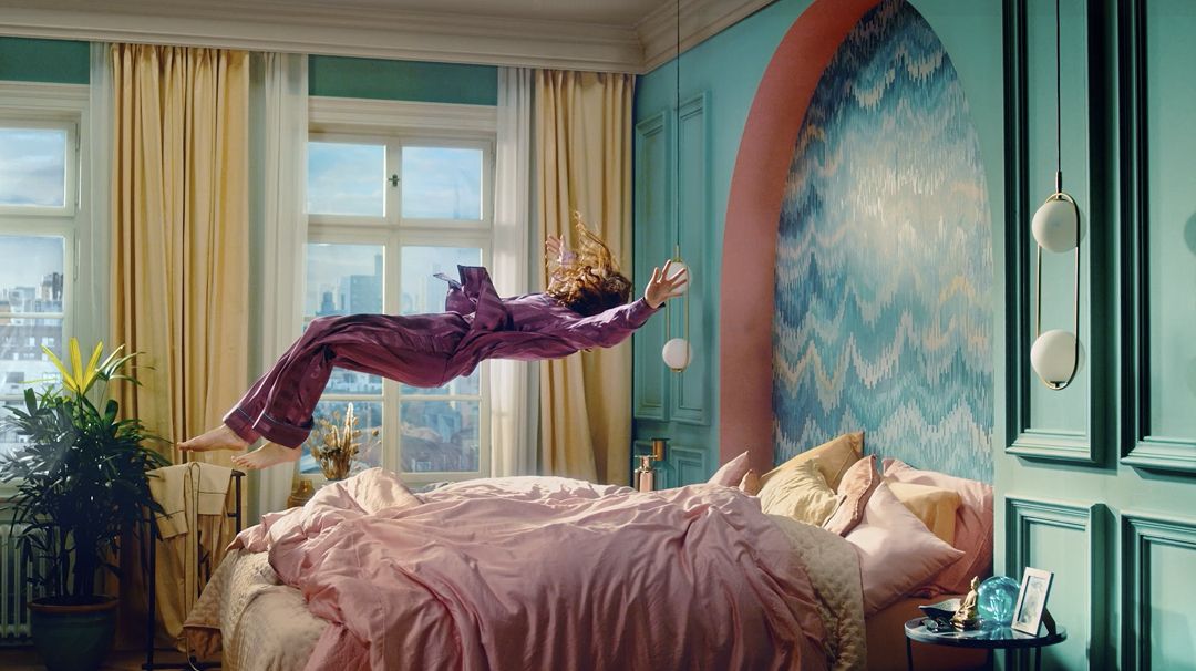 Osoba koja pada na krevet